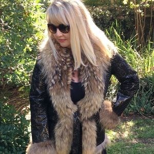 Cache snake skin printed leather with fur trim